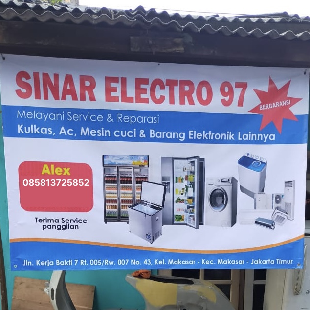 Teknisi memperbaiki kulkas