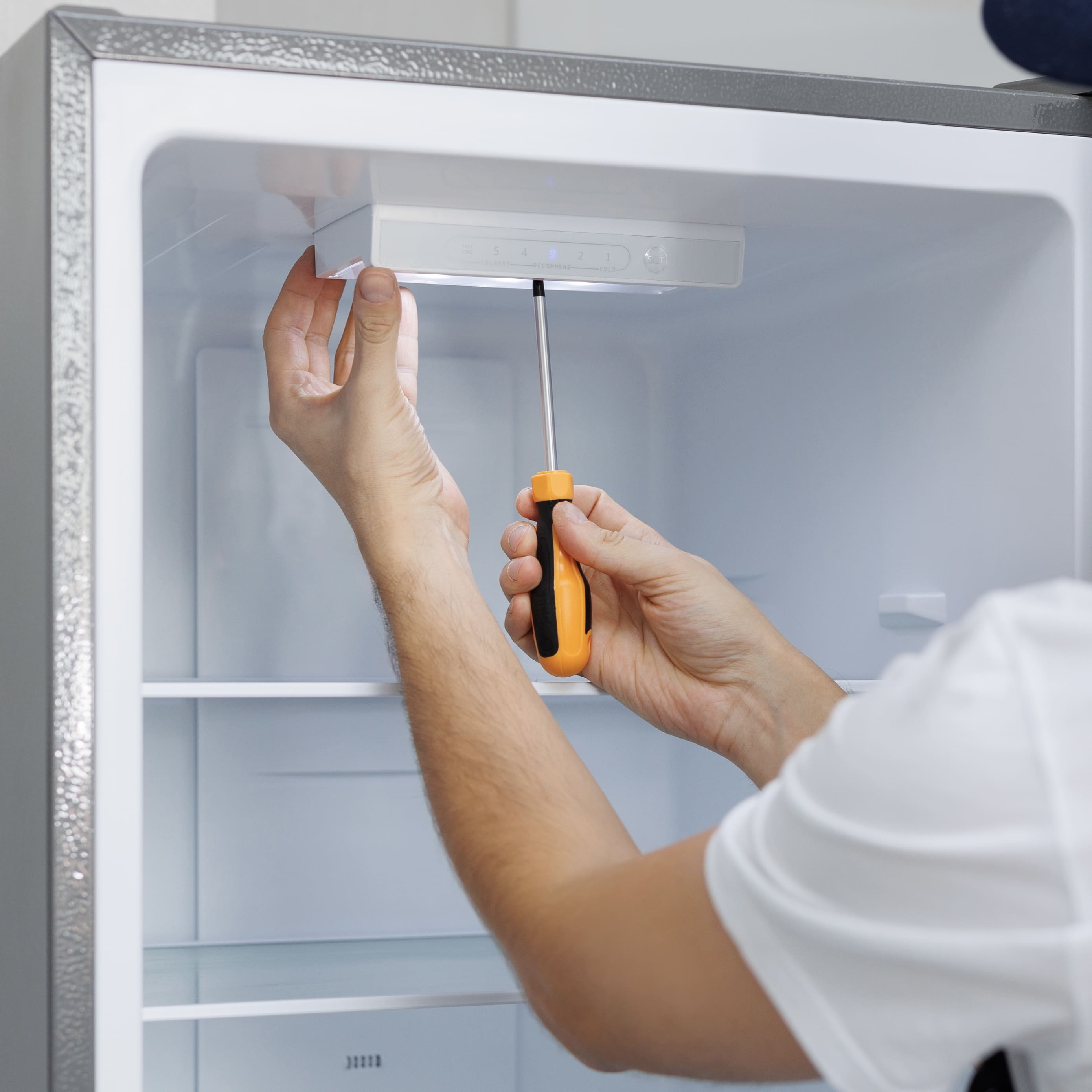 Servis kulkas di rumah